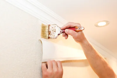 Pose de papier peint à Calonges — revêtements muraux et toiles de verre